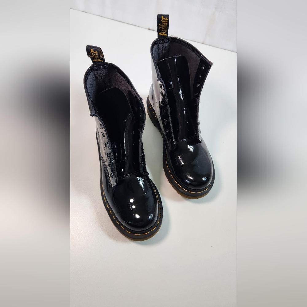 Dr. Martens Women's 1460 W Patent Leather Fashion Boot. Size: 7 - Picture 4 of 9